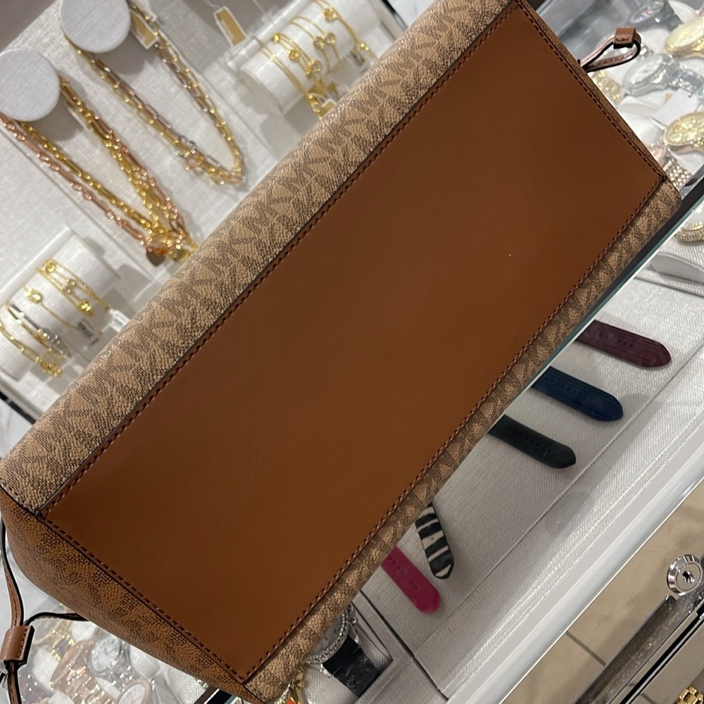 Michael Kors Voyager Large Color-Block Signature Logo Tote Bag
Camel Multi - Picture 7 of 16